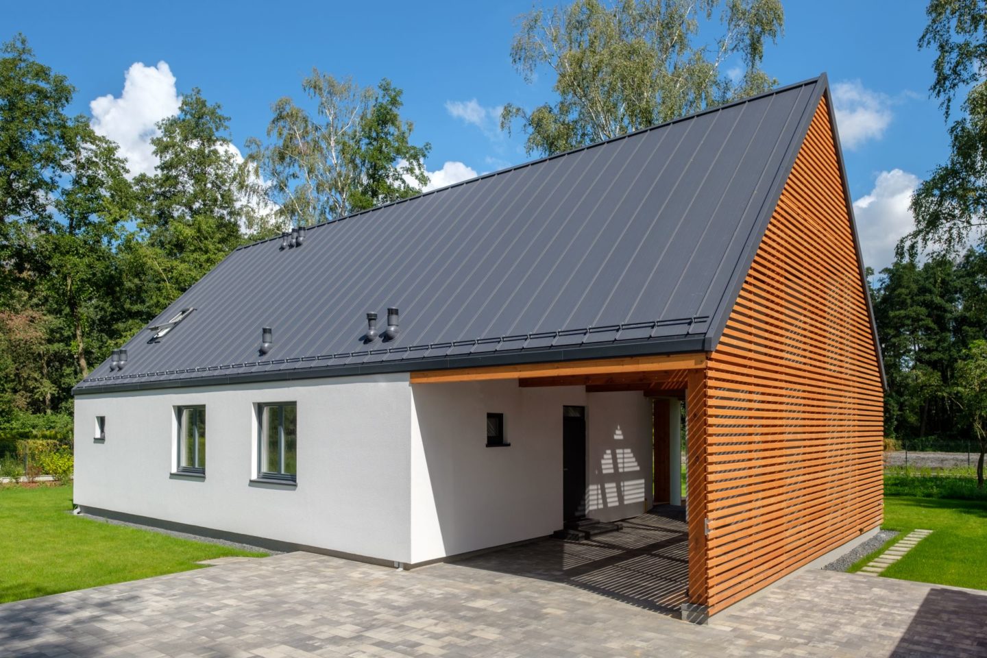 ażurowa ściana z drewna - Domy modułowe, domy segmentowe, dom modułowy całoroczny, dom kanadyjski - simplehouse.pl