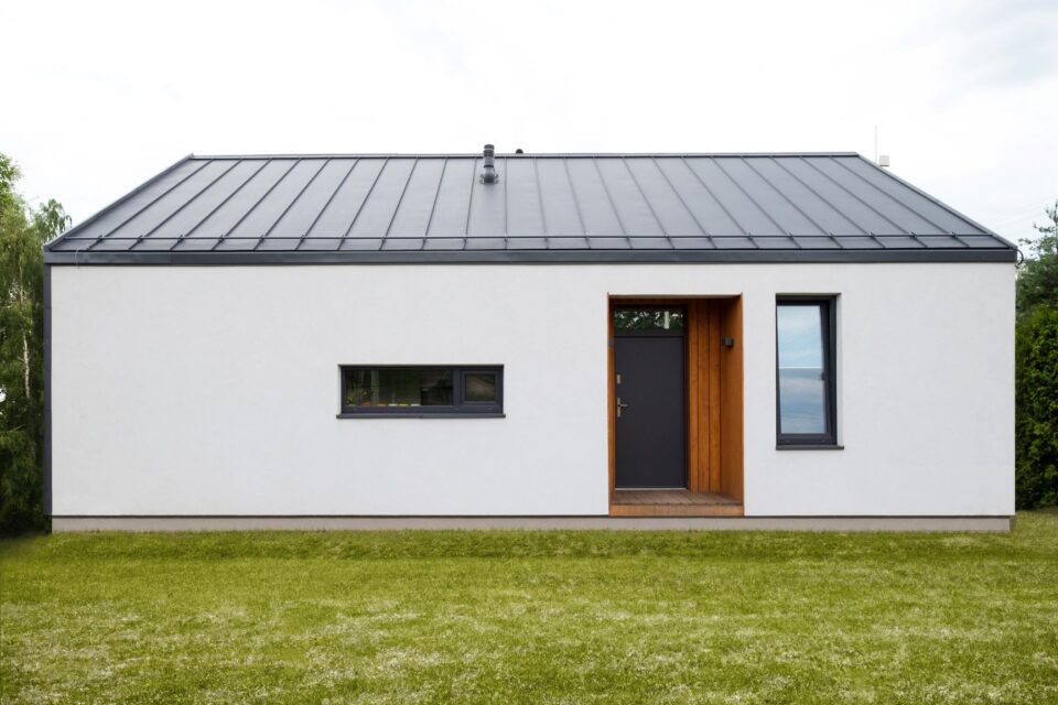 Dom modułowy Simple House od strony wejścia, drewnianej wnęki.
