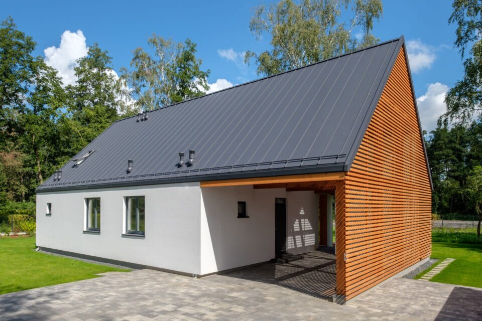 Drewniany dom modułowy z wiatą Simple House
