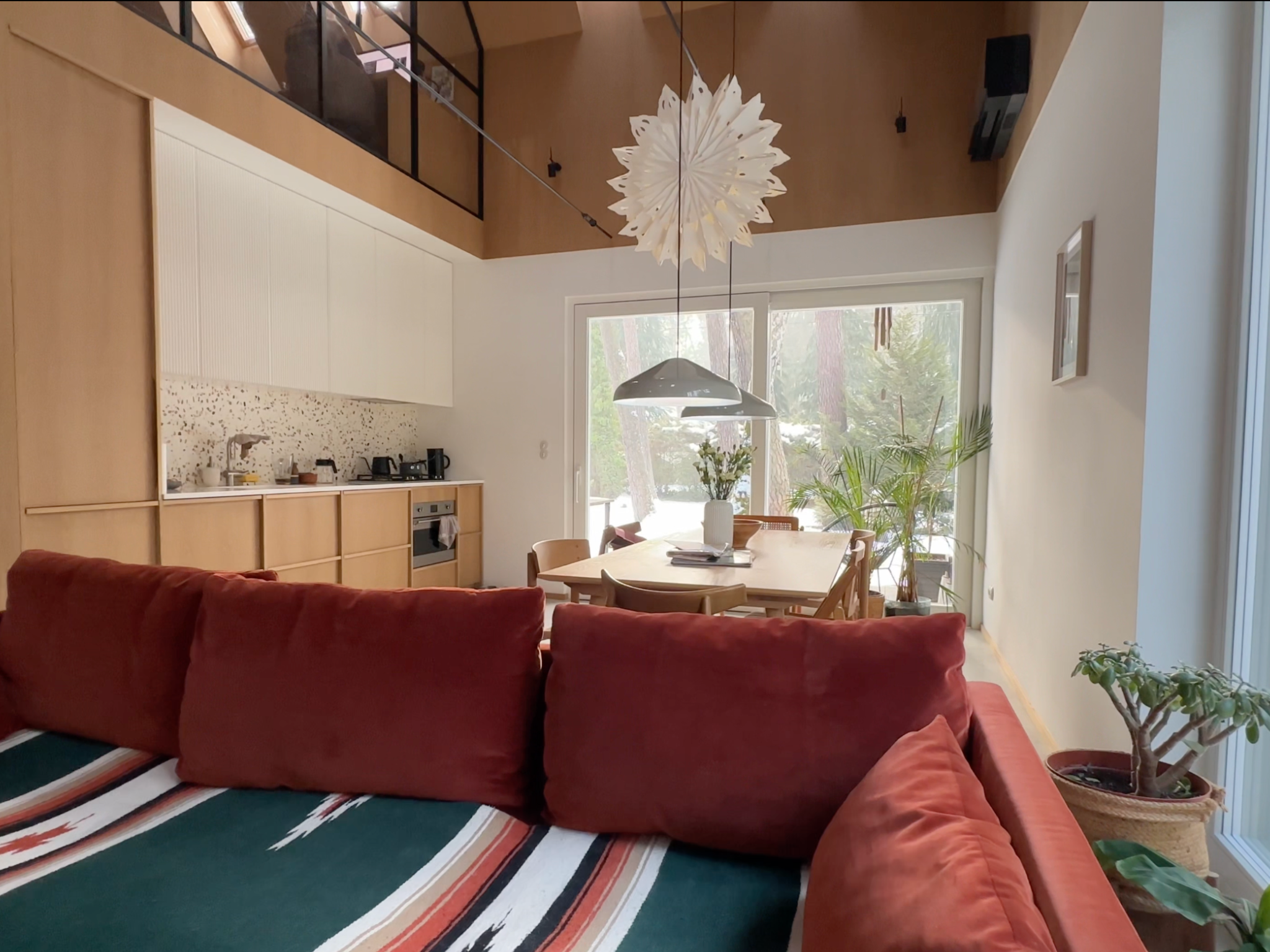 Nowoczesne wnętrze domu modułowego Simple House – salon z kuchnią, antresola i duże przeszklenia