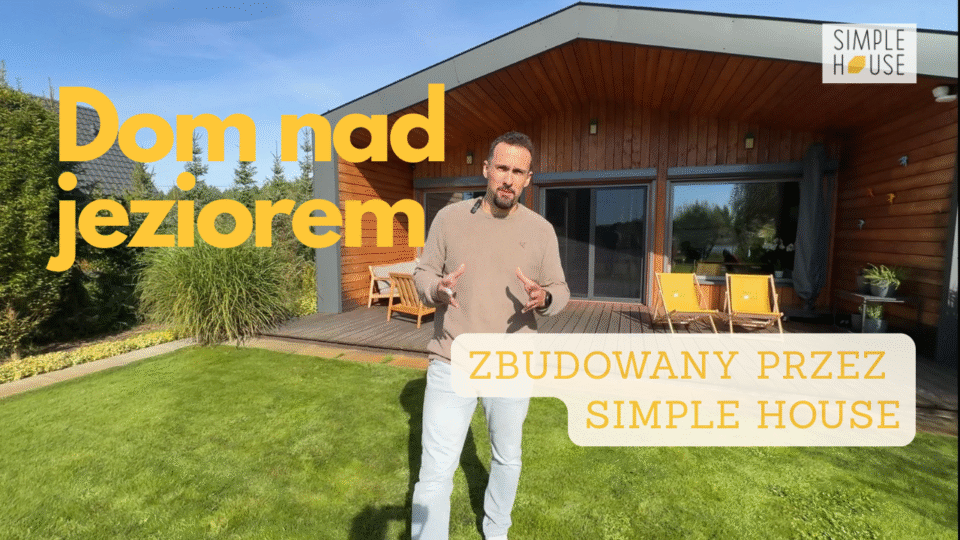 Dom nad jeziorem z drewnianą elewacją, zbudowany przez Simple House.
