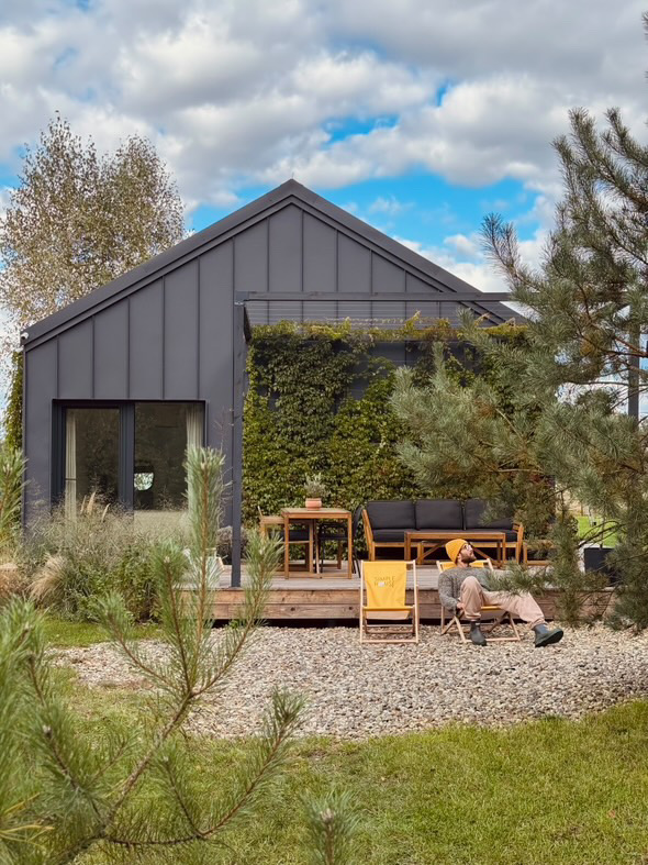 Dom blisko lasu z&nbsp;antracytową elewacją z&nbsp;blachy zaprojektowany i&nbsp;wybudowany przez Simple House.