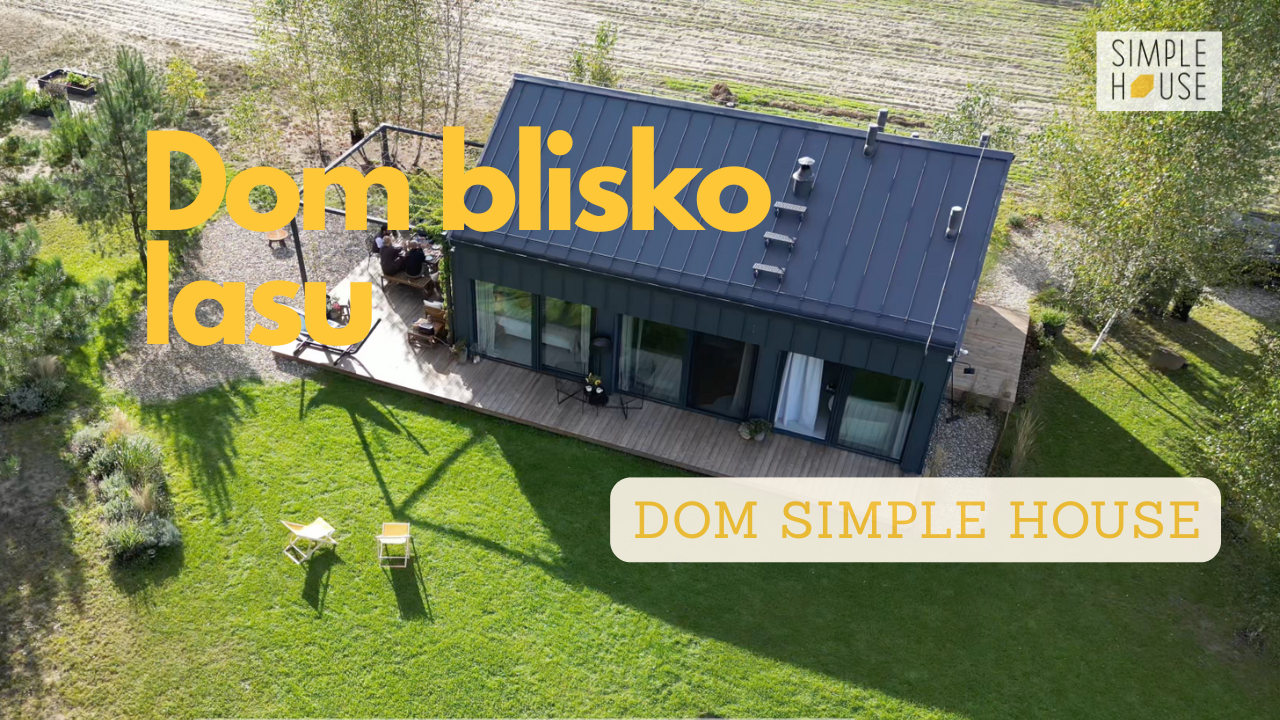 Dom pod lasem z antracytową elewacją, z blachy zbudowany przez Simple House.